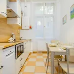 Kelvin's V District 2br Urban Haven By Nw * Boedapest