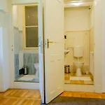 Kelvin's V District 2br Urban Haven By Nw בודפשט