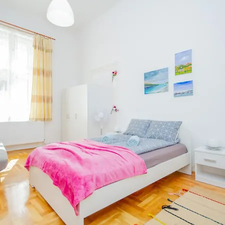 Kelvin's V District 2br Urban Haven By Nw Lägenhet Budapest