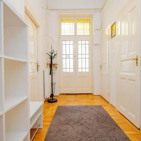 Kelvin's V District 2br Urban Haven By Nw Apartament