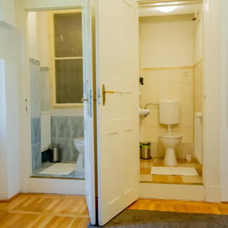 Kelvin's V District 2br Urban Haven By Nw Будапешт
